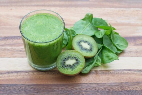 Smoothie au kiwi, épinards et salade pour réduire l'hypertension.