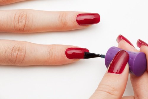 manucure parfaite : juste deux couches de vernis