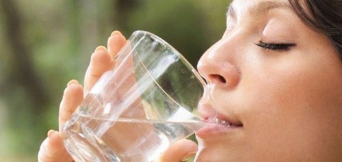 Ne pas boire assez d'eau pour votre peau.
