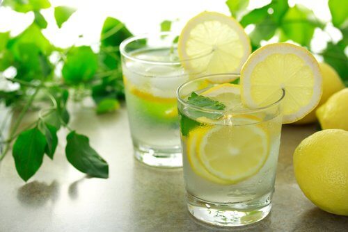 eau tiède au citron