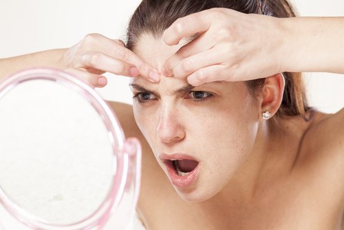 Percer les boutons d'acné est mauvais pour votre peau.