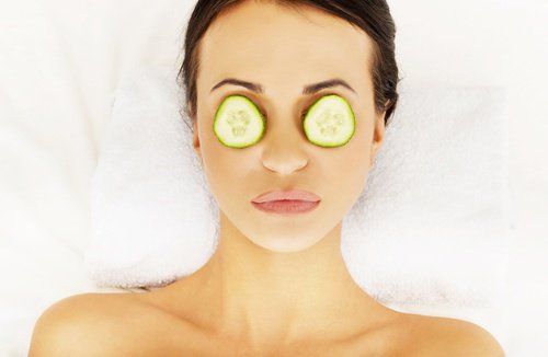 rondelles de concombre sur les yeux 