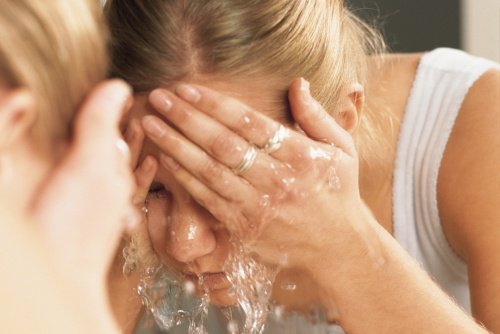 Comment bien se laver le visage en 5 étapes ?