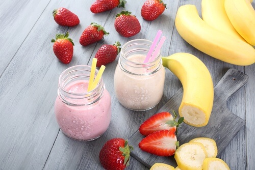 smoothies énergisants pour surpasser la fatigue : smoothie fraise banane