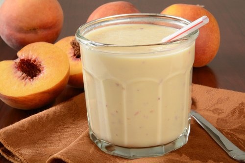 smoothies et jus rajeunissants : yaourt et pêche