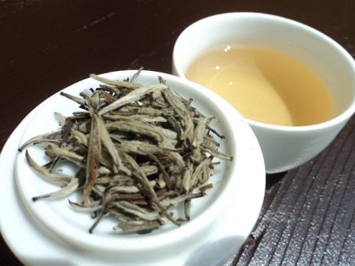 Le thé blanc aide à lutter contre la rétention d'eau.