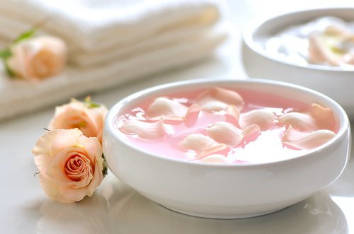 L'eau de rose pour laver le visage.