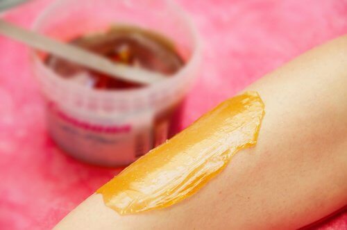 éliminer le duvet du visage : cire, sucre et citron