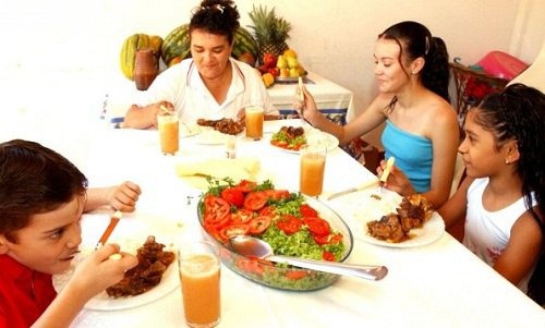Les-bienfaits-de-manger-accompagne-500x301