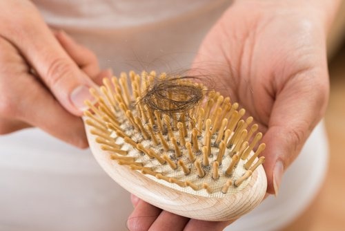 Le masque de mayonnaise pour smyvki les peintures des cheveux les rappels