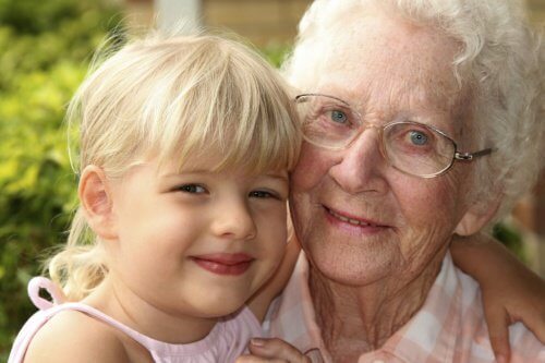 une rend-mere et sa petite fille