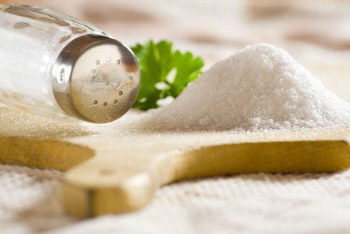 Comment éviter l'apparition de cheveux blancs prématurés : Réduire sa consommation de sel