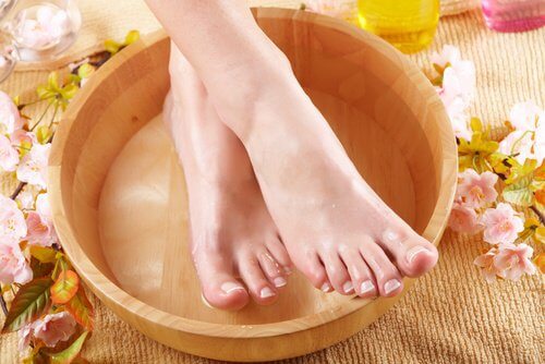 Le remède au lait et au sel pour obtenir des pieds doux et sans cors