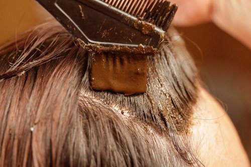 Teindre-ses-cheveux-au-henne-500x333