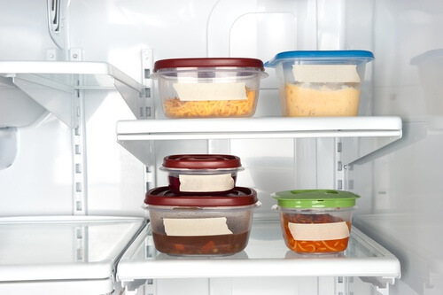Utiliser des tupperwares pour dégager de l'espace dans son réfrigérateur.