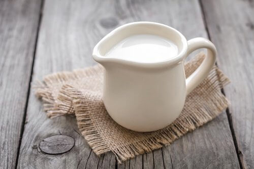 Le lait au sel pour des pieds doux et sans cors : bienfaits du lait