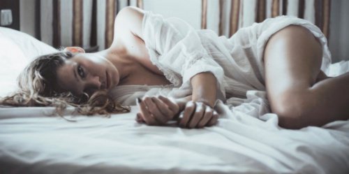Femme couchée sur un lit