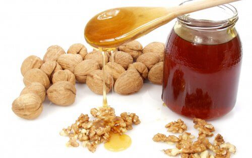 Le traitement miraculeux au miel, aux amandes et aux noix