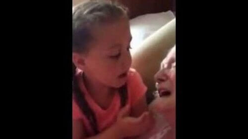 petite fille avec sa grand-mère