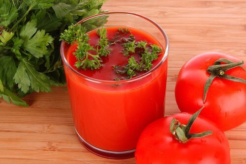 Le jus de tomate et de persil contre la rétention d'eau