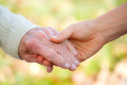 main d'une personne âgée et main d'une personne jeune 