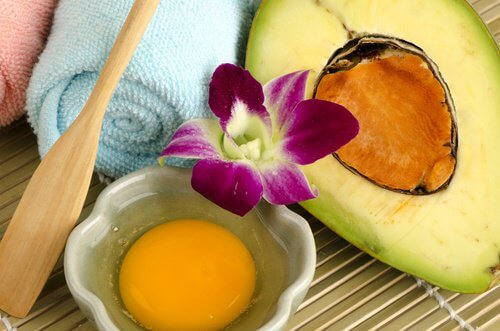 Masque naturel avec avocat et œuf.