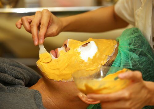 Méthode d'application du masque à la carotte.