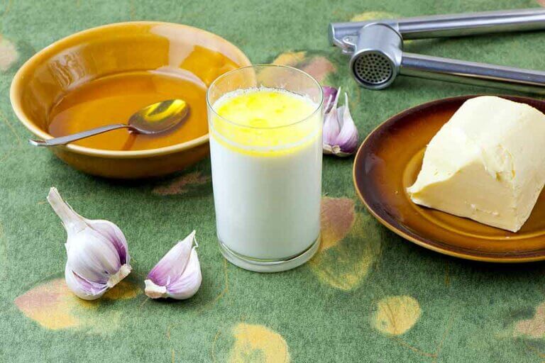 Le lait d'ail : un remède magique pour soulager la sciatique