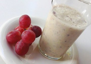 Délicieux smoothie maison aux raisins et à l'avoine pour le coeur