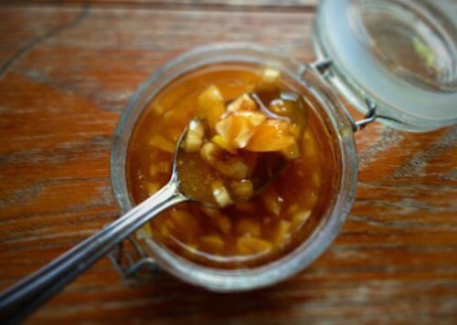 Préparation du remède à l'ail.