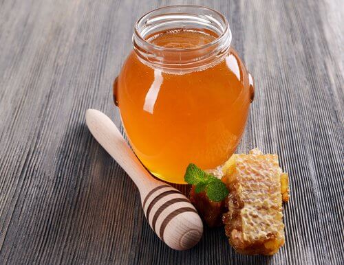 Le miel d'abeille contre les maux de gorge.