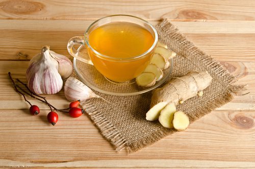 L'infusion détox à l'ail et au gingembre est excellente en cure d'hiver pour nettoyer le corps.