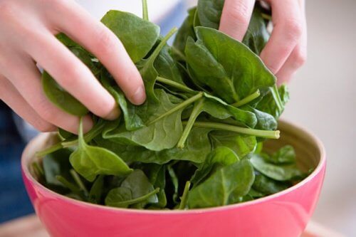 aliments pour atténuer les effets de la ménopause : épinards
