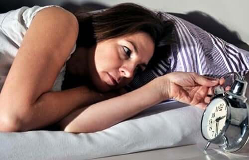Une femme qui n'arrive pas à dormir.