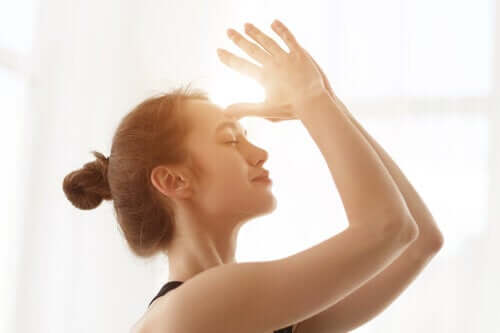 Qui rayonne de sa propre lumière gêne ceux qui sont dans l'obscurité