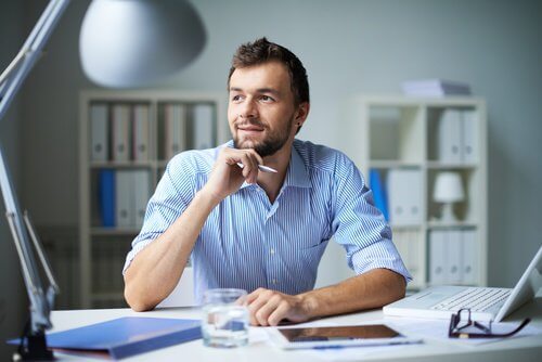 homme-d'affaires-pensant-500x334