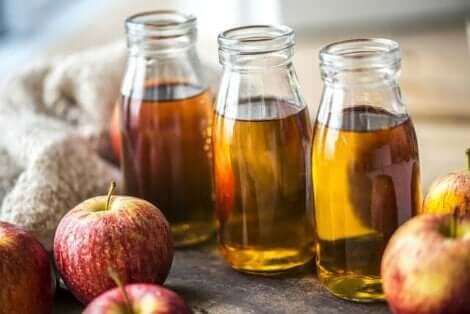 Bouteilles de jus de pomme.