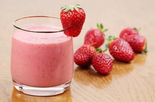 Smoothie fraises pour nettoyer le côlon