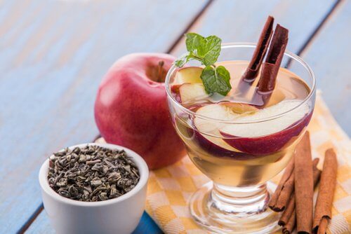 Comment-preparer-une-boisson-digestive-avec-la-peau-de-pomme-500x334