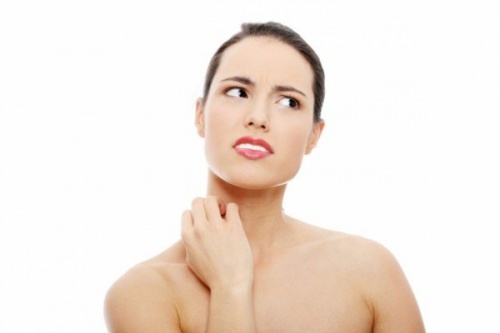 Les démangeaisons de la peau peuvent être traitées à l'aide de différents remèdes.