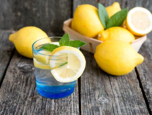 Le citron aide à contrôler les symptômes de l'hypothyroïdie.