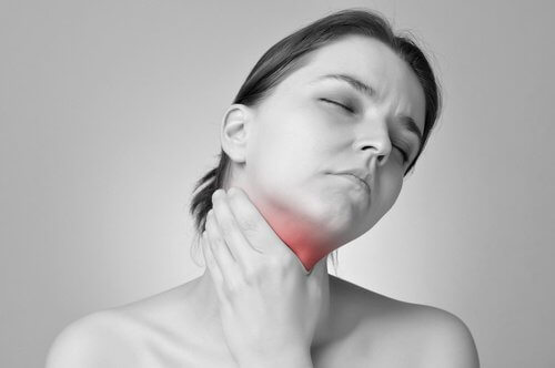 Le mal de gorge fait partie des symptômes de l'hypothyroïdie.