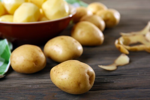Pommes de terre pour combattre les verrues.
