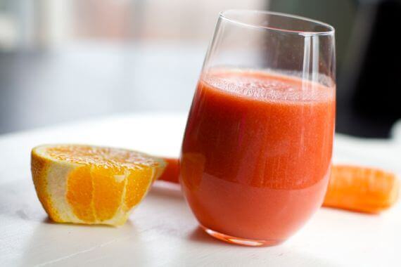 Jus d'orange, de carotte et de curcuma pour soulager l arthrite