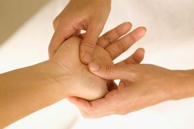 pression sur les mains 