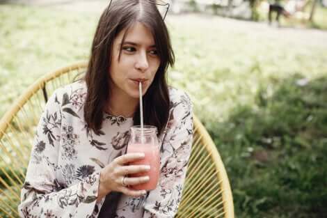 Femme en train de boire un smoothie