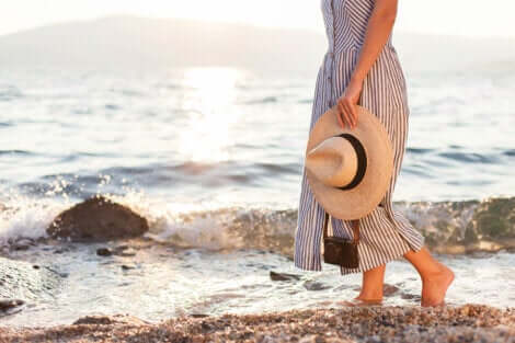 Une femme qui marche à la plage.