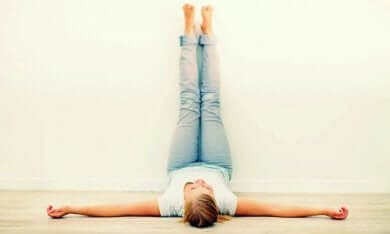 Une femme qui fait des exercices pour les jambes. 