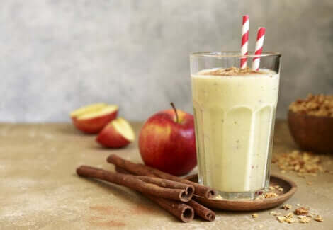 Smoothie à la pomme et à la cannelle