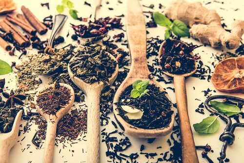 Les herbes contre les ongles fragiles.